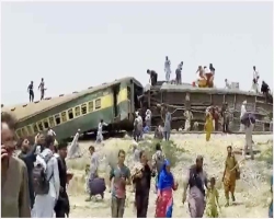 পাকিস্তানে  ট্রেন দুর্ঘটনায় নিহত অন্তত ২৫